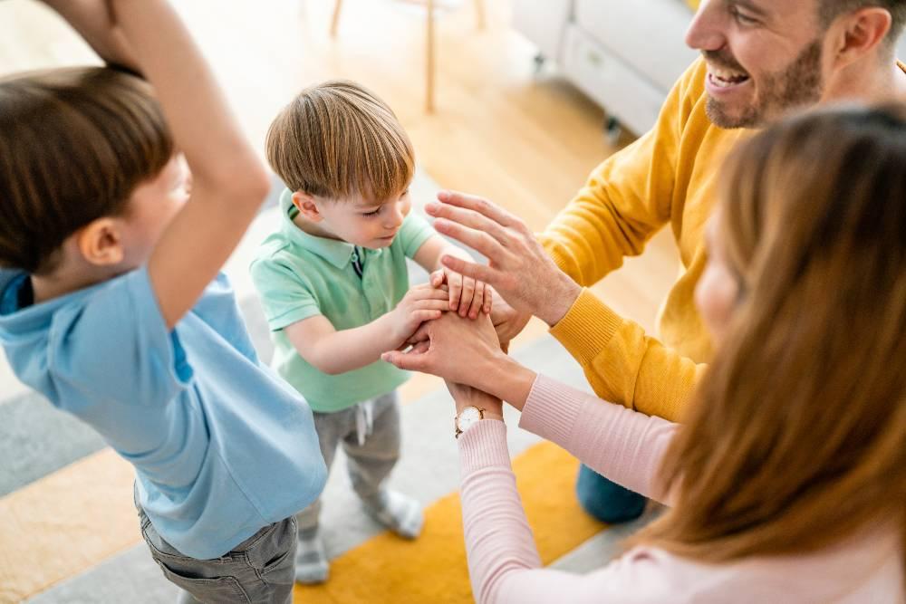 Famille heureuse parent deux petits garçons