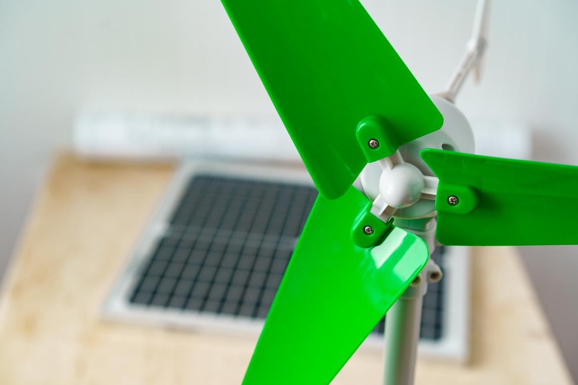 panneau solaire et éolienne miniature avec des pales vertes