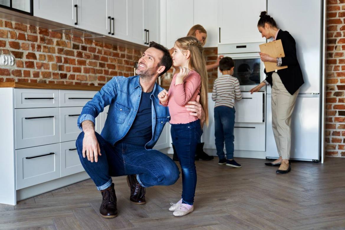 famille visitant la nouvelle maison