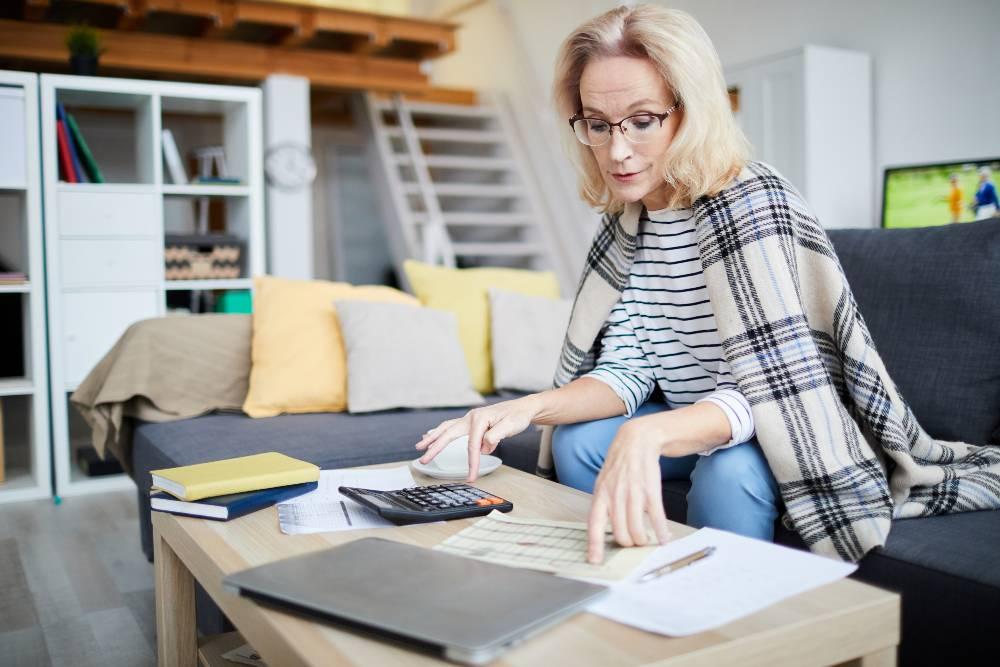 femme s'intéressant aux taux des credits conso