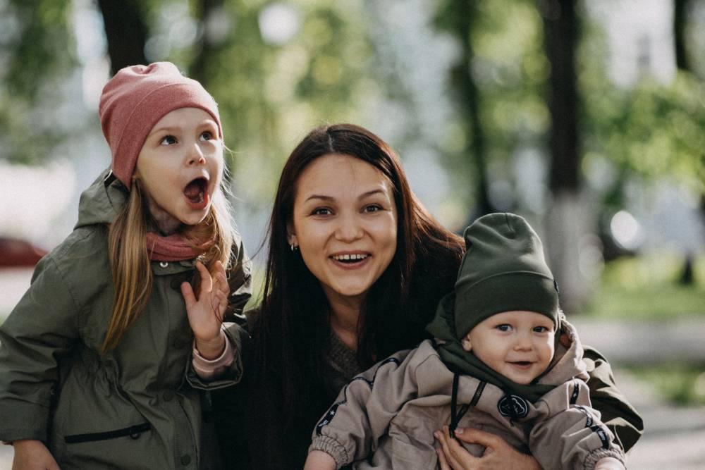 mère et ses deux enfants de 3 et 7 ans