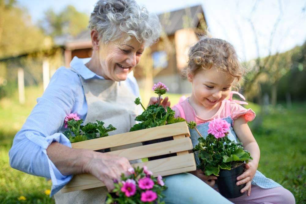 grand-mère et sa petite fille qui jardinent