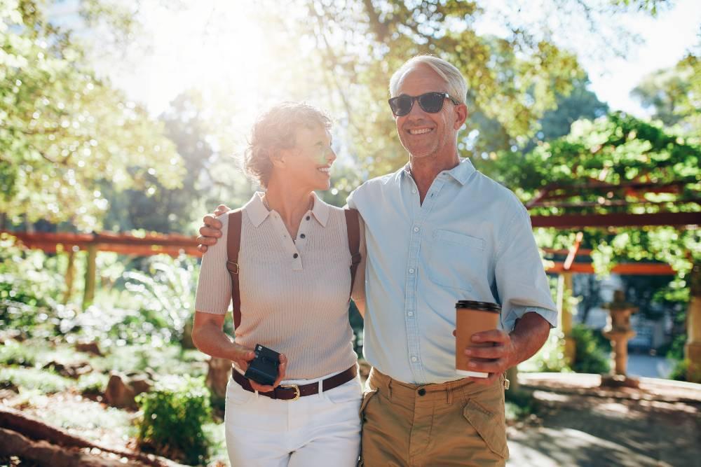 Couple en vacances grâce à un rachat de crédits consommation